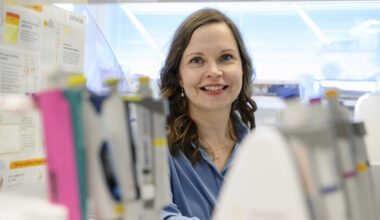 Professori Katja Kanninen johtaa soluneurobiologiaan keskittynyttä tutkimusryhmää. Hajuaistin ongelmat ovat osa tutkimusta, jossa perehdytään solu- ja molekyylitasolla Alzheimerin taudin oireisiin. Tutkimus on tärkeää myös siksi, että hajuaistilla on iso merkitys ihmisen hyvinvointiin.