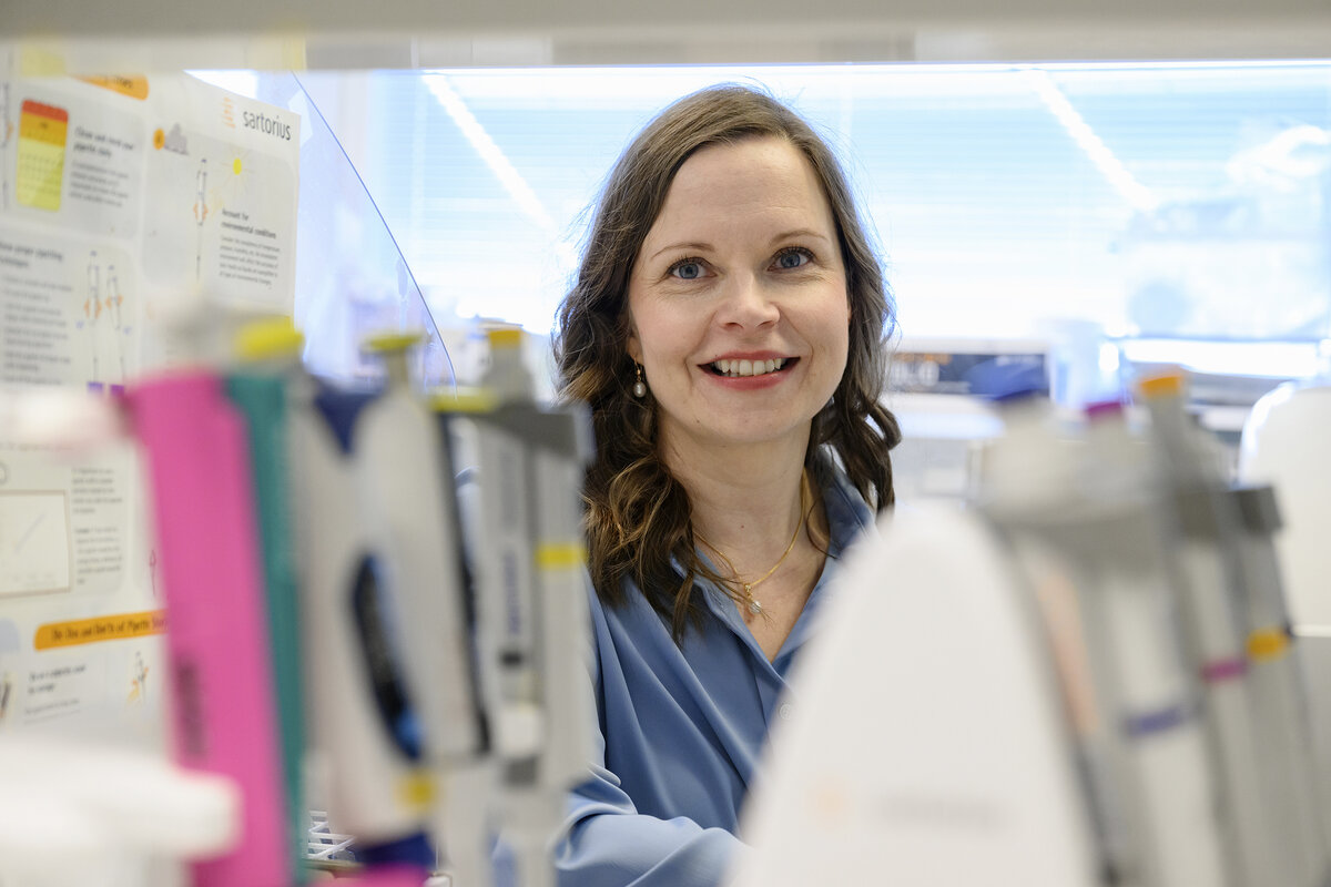 Professori Katja Kanninen johtaa soluneurobiologiaan keskittynyttä tutkimusryhmää. Hajuaistin ongelmat ovat osa tutkimusta, jossa perehdytään solu- ja molekyylitasolla Alzheimerin taudin oireisiin. Tutkimus on tärkeää myös siksi, että hajuaistilla on iso merkitys ihmisen hyvinvointiin.