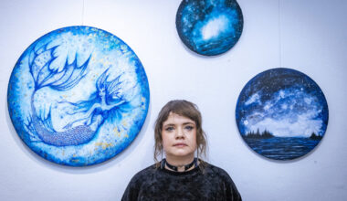 Marianne Saarenvirtaa kiehtoo ajatus siitä, että merenneito pystyy elämään ja selviytymään veden alla. Kuvassa vasemmalla teos nimeltään Vedennoita. Oikealla Mielenmaisema-sarjaa.