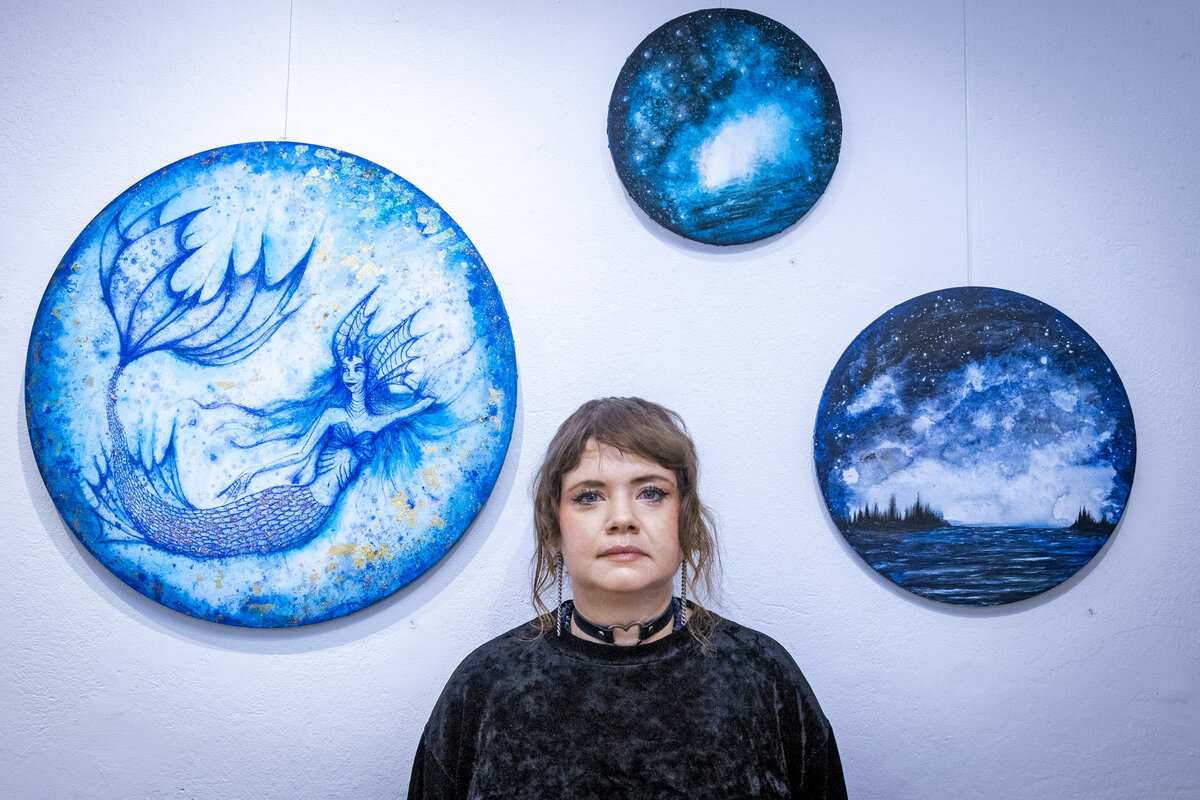 Marianne Saarenvirtaa kiehtoo ajatus siitä, että merenneito pystyy elämään ja selviytymään veden alla. Kuvassa vasemmalla teos nimeltään Vedennoita. Oikealla Mielenmaisema-sarjaa.