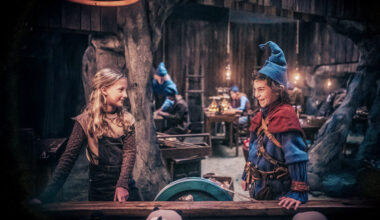 Tonttu-elokuvan rooleissa nähdään Soma Zimmatore (vas.) ja Marco Stylianou.