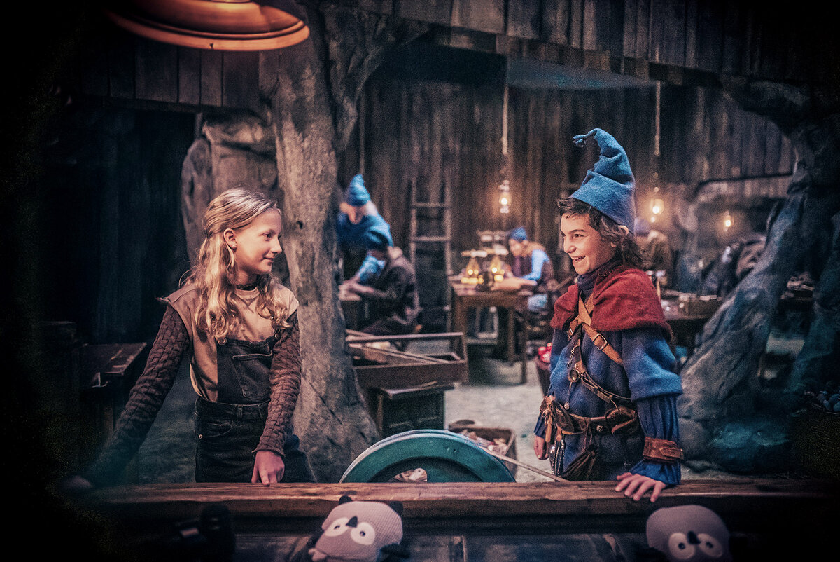 Tonttu-elokuvan rooleissa nähdään Soma Zimmatore (vas.) ja Marco Stylianou.