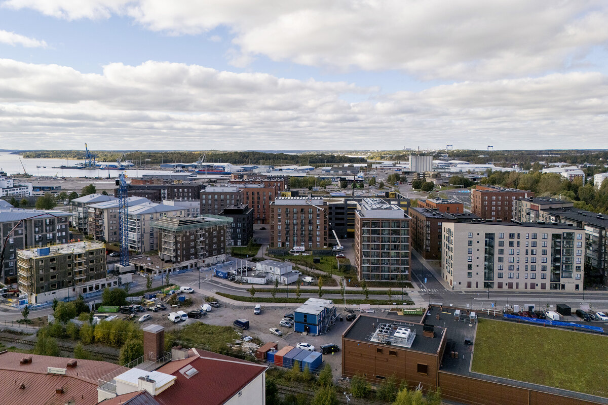 Tekoälyn avulla voidaan esimerkiksi analysoida eri asuinalueita ja esimerkiksi niiden palveluja ja monimuotoisuutta. Kuvassa Herttuankulman uutta asuinaluetta Turussa.