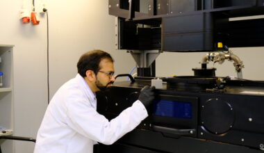 Hankkeen koordinaattori, apulaisprofessori Ashish Ganvir tarkastelee Turun yliopiston metallintulostusjärjestelmällä 3D-tulostettua metalliosaa. Laitteisto on olennainen osa hankkeen teknologisena perustana toimivaa tuotantoalustaa.