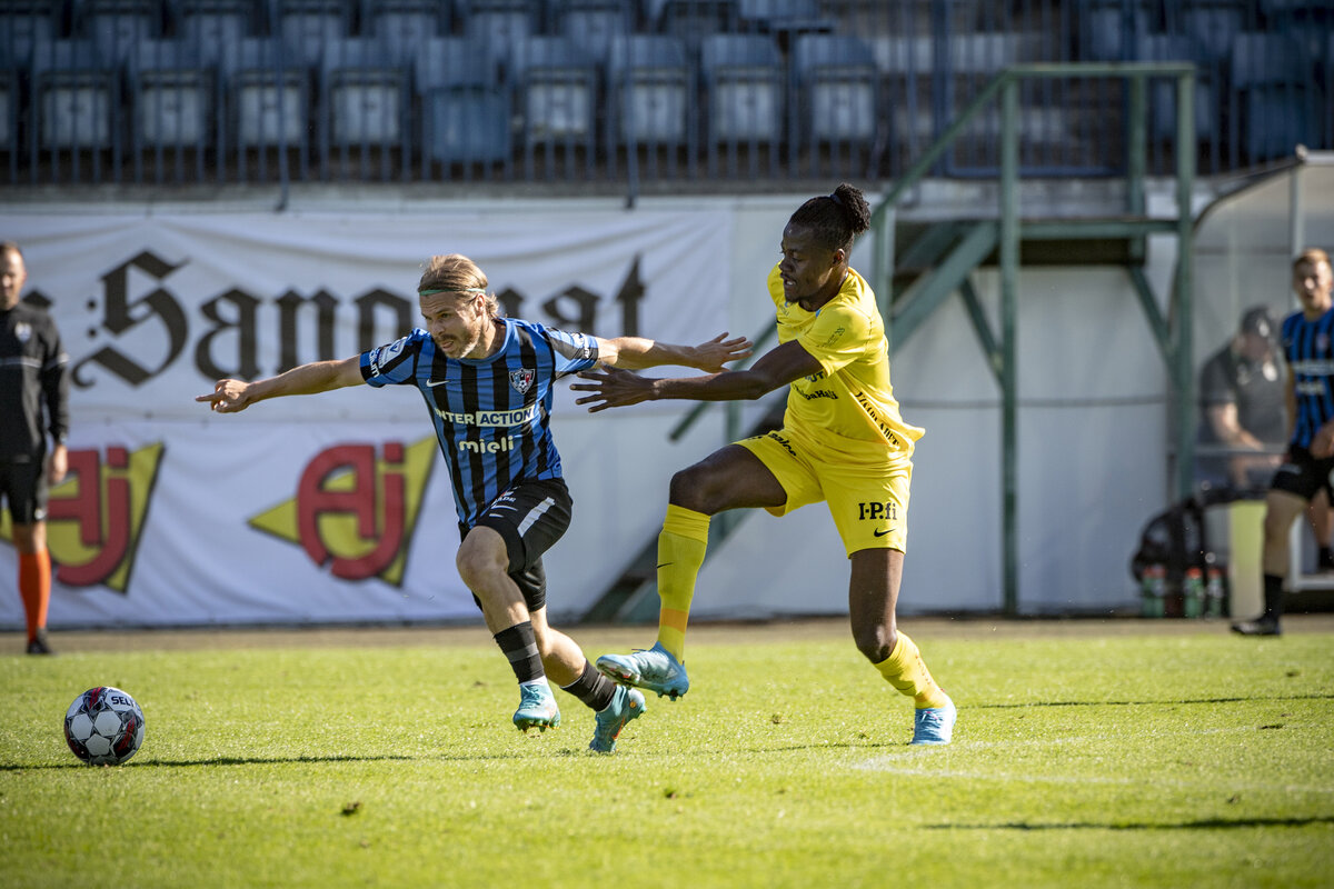 Prosper Ahiabu väänsi VPS:n paidassa Interin Aleksi Paanasta vastaan kaudella 2022.