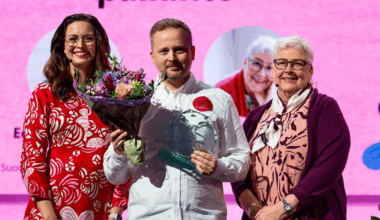 Palkintoperusteiden mukaan Jesse Särs kokee vuokraustoiminnan ennen kaikkea palvelutehtävänä. – Hänelle on kunnia-asia, että vuokra-asunnossa kaikki toimii ja että vuokralaisella on hyvä arki, kertoo Suomen Vuokranantajien toiminnanjohtaja Eeva Tammisalo (vas). Kuvassa oikealla Vuokralaiset VKL:n toiminnanjohtaja Anne Viita.