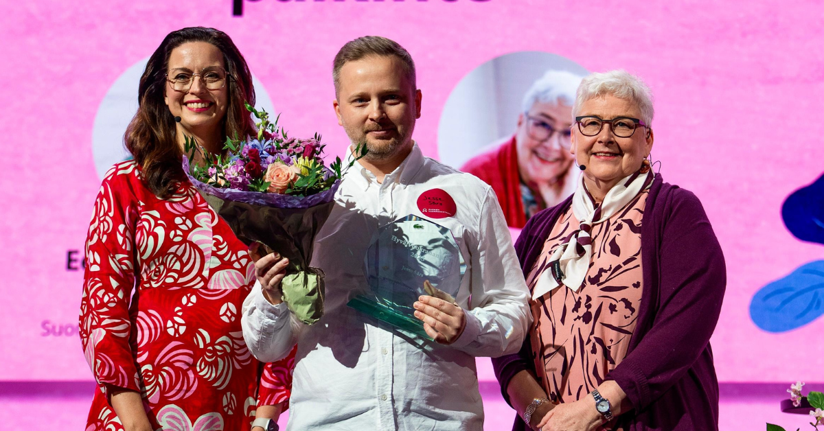 Palkintoperusteiden mukaan Jesse Särs kokee vuokraustoiminnan ennen kaikkea palvelutehtävänä. – Hänelle on kunnia-asia, että vuokra-asunnossa kaikki toimii ja että vuokralaisella on hyvä arki, kertoo Suomen Vuokranantajien toiminnanjohtaja Eeva Tammisalo (vas). Kuvassa oikealla Vuokralaiset VKL:n toiminnanjohtaja Anne Viita.