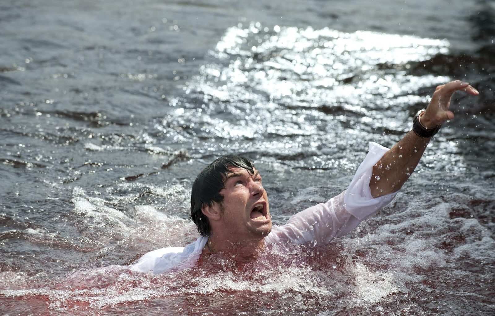 Nyt suoratoistossa: K18-kauhuleffa tarjoaa naurettavan määrän paljasta pintaa ja raakuuksia