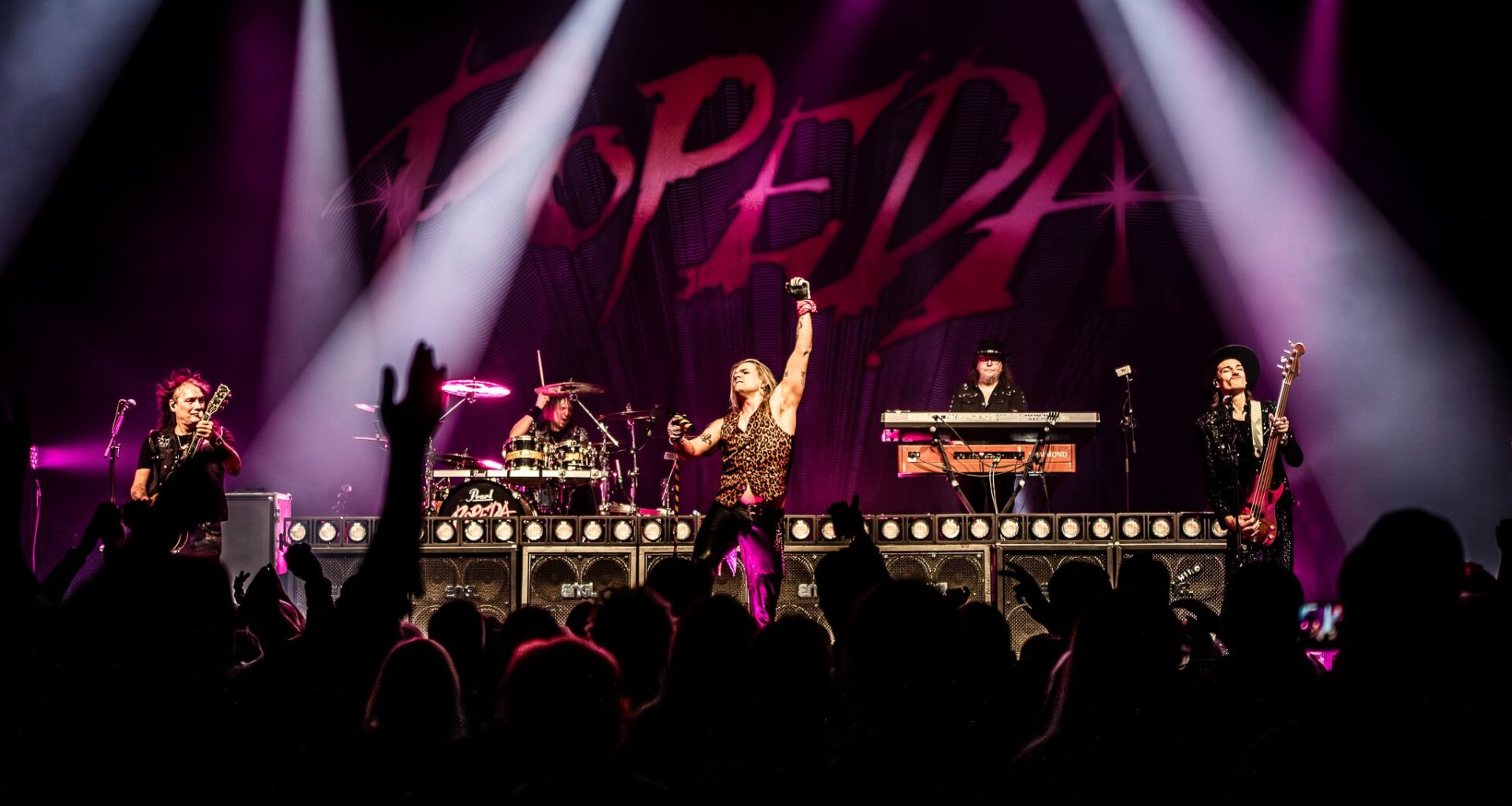 Suomirockin ikonit Turussa - kuvat Popedan ja Pelle Miljoonan keikalta