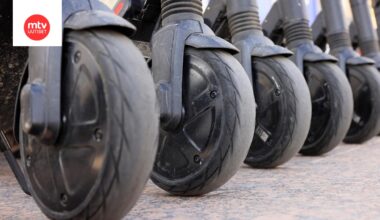 Sähköpotkulautailija törmäsi jalankulkijaan Konepajankadun ja Ratakadun risteyksessä Vaasassa. Kuvituskuva.