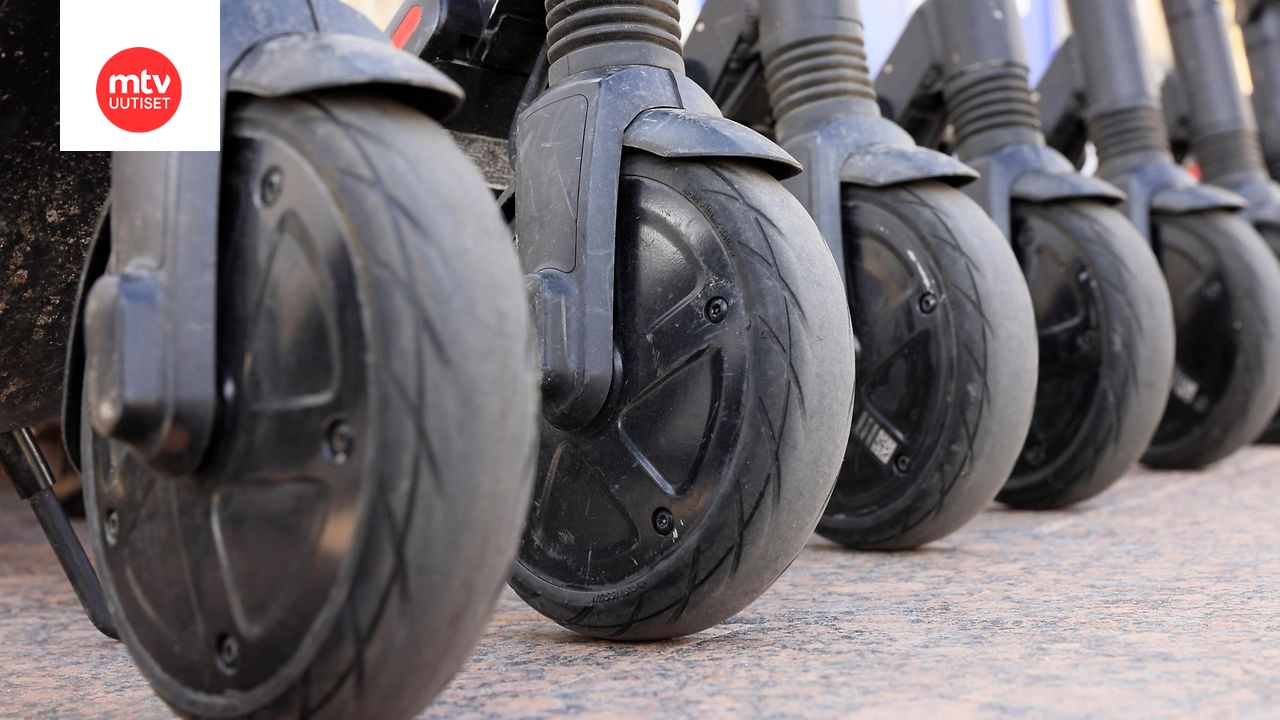 Sähköpotkulautailija törmäsi jalankulkijaan Konepajankadun ja Ratakadun risteyksessä Vaasassa. Kuvituskuva.