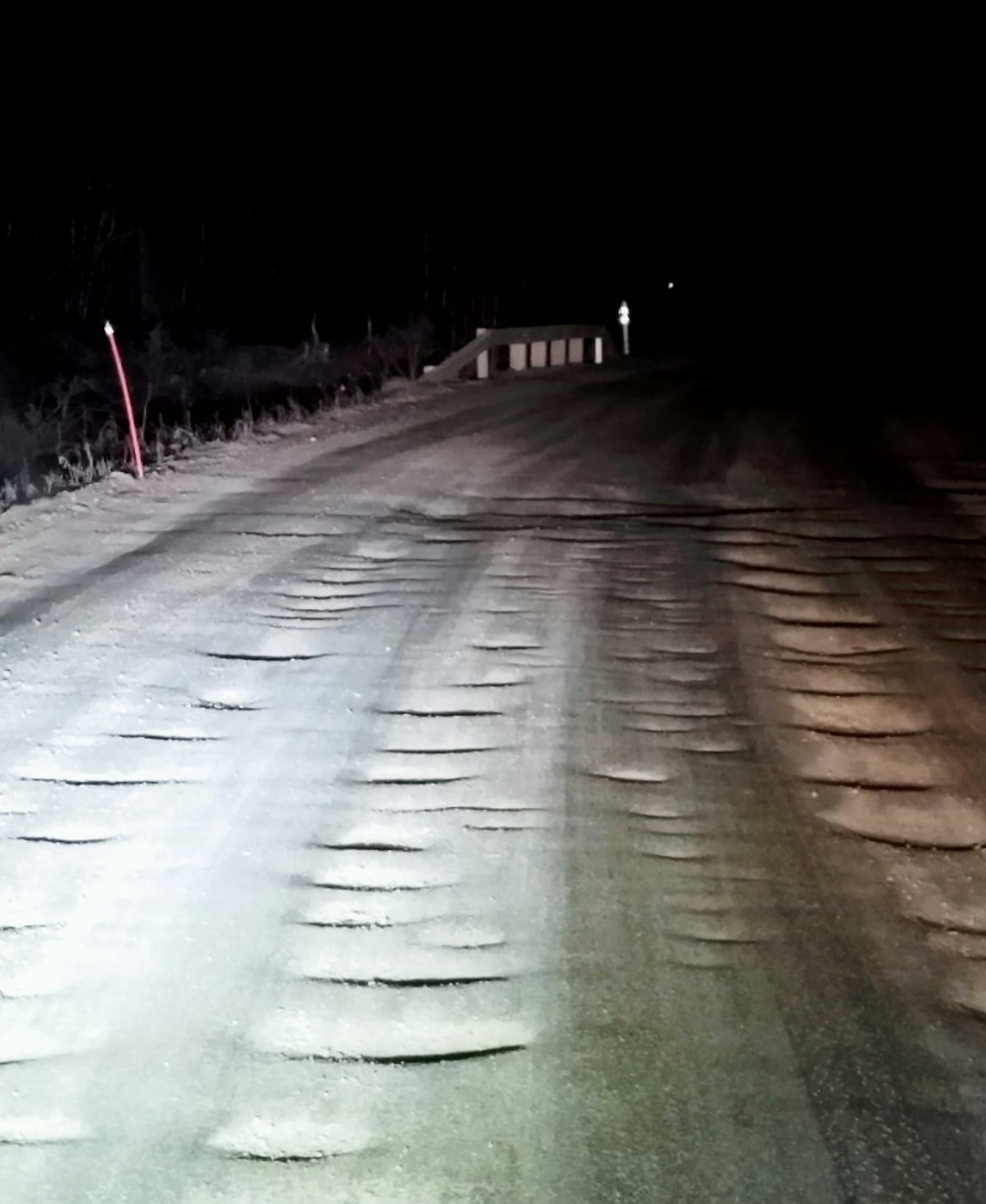 Surkeimman kylätien kunnossa ei ole talvellakaan kehumista.