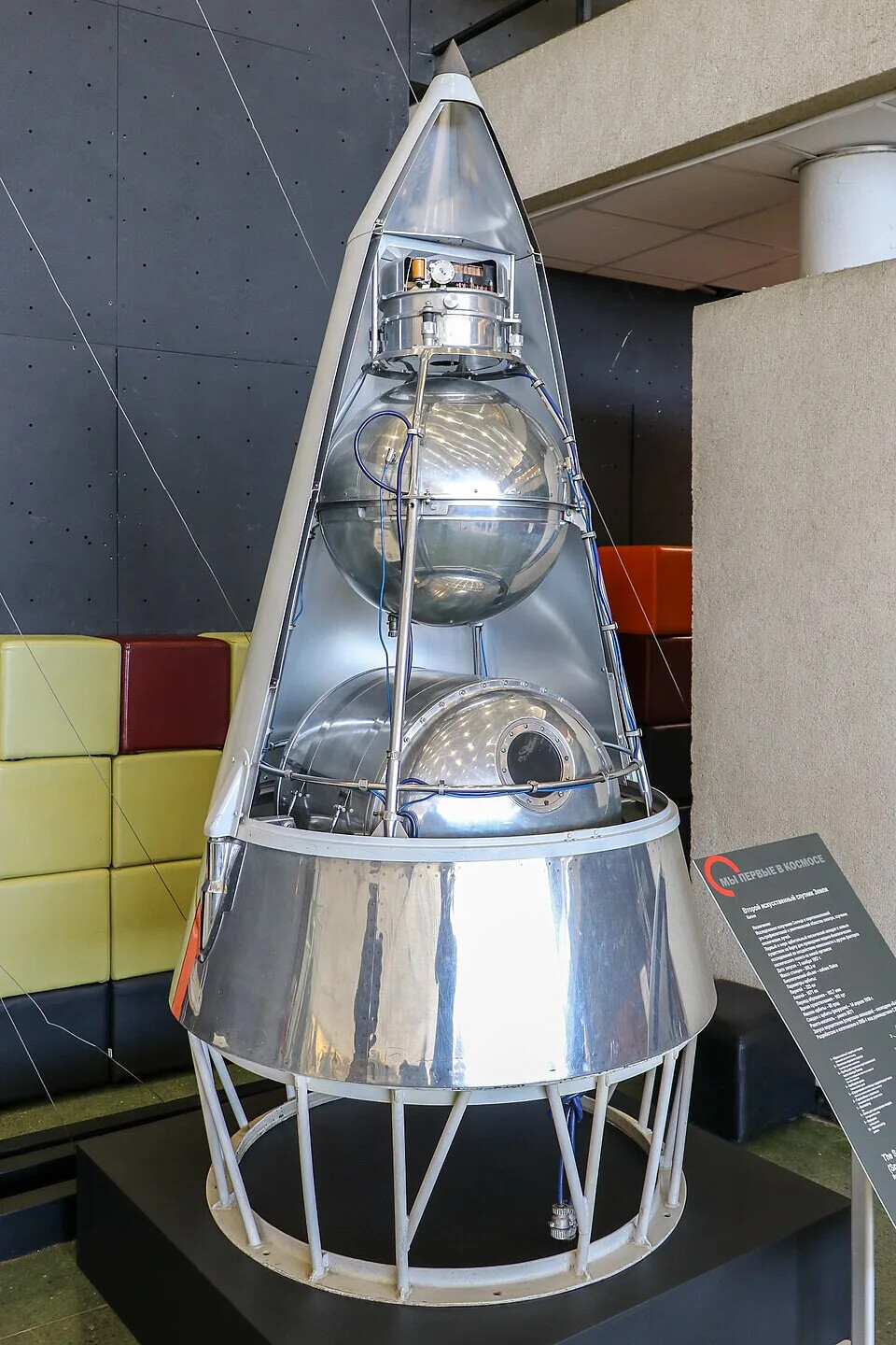 Sputnik 2:n kopio Konstantin Tsiolkovskin kosmonautiikan valtionmuseossa Kalugassa Venäjällä. Kuva: Wikimedia Commons.
