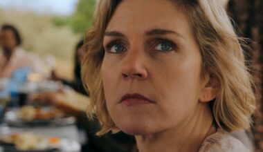 Rhea Seehorn esittää Pluribus-sarjan pääosaa.