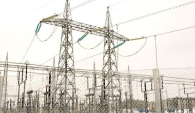 Sähköasema, jossa näkyy voimalinjoja.