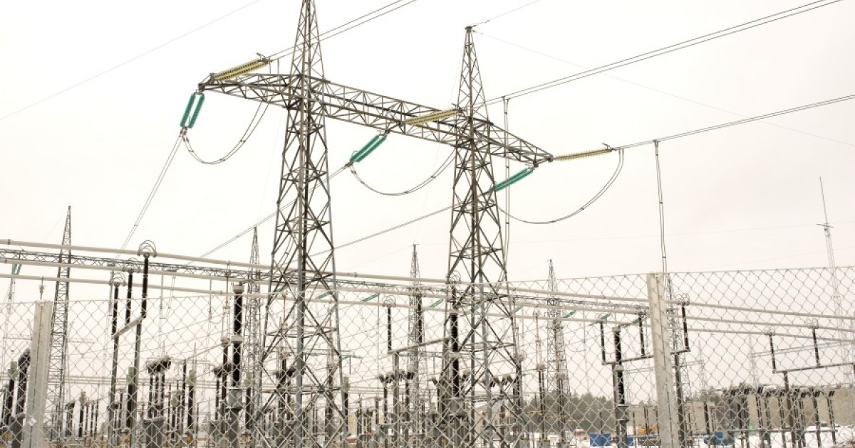 Sähköasema, jossa näkyy voimalinjoja.