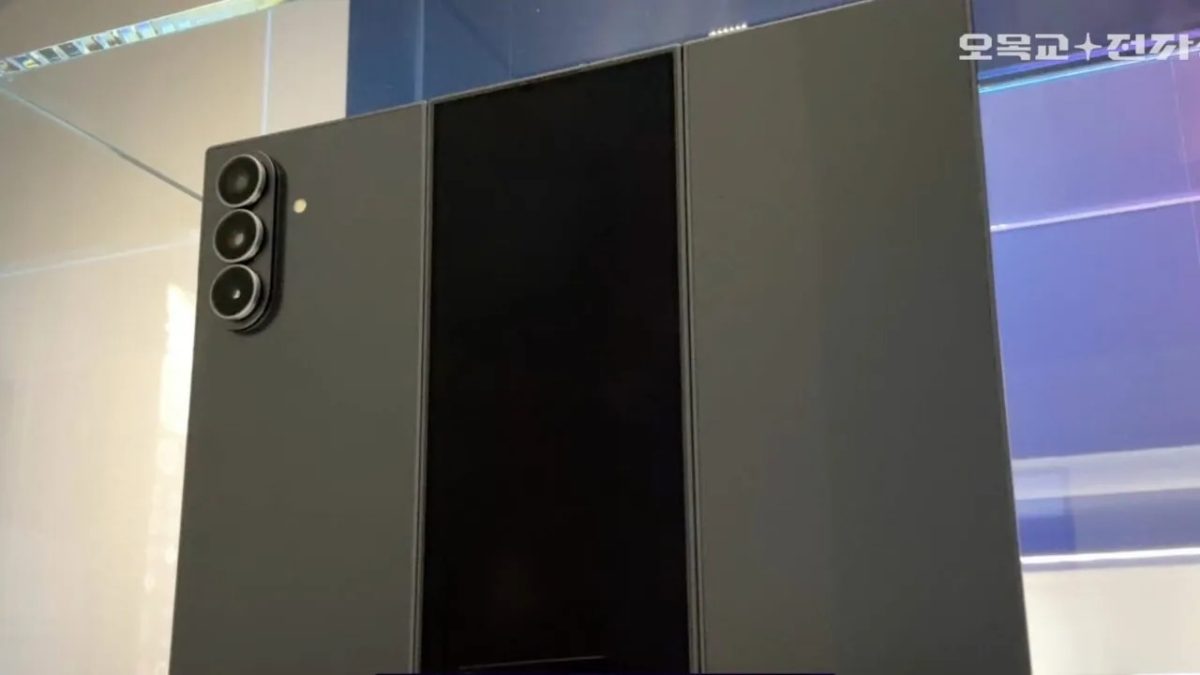 Samsung Galaxy Z TriFold avattuna takaapäin.