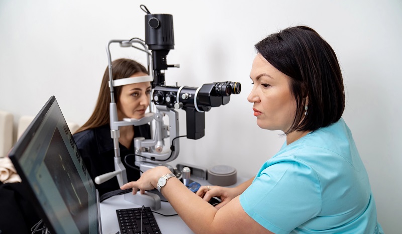 silmälääkäri näöntarkastus