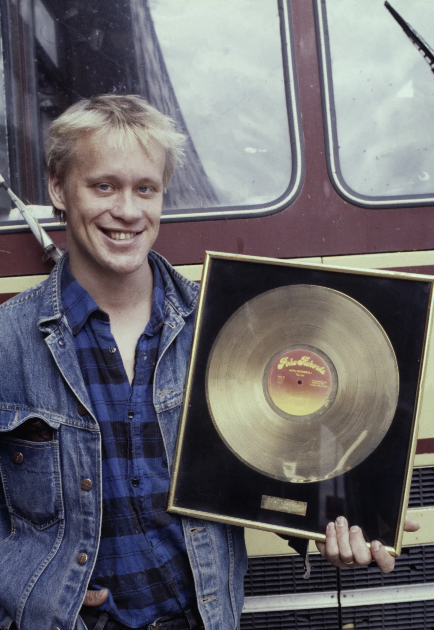 Eppu Normaalin laulaja Martti Syrjä pitelee kultalevyä vuonna 1989.