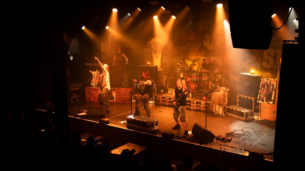 Metallinostalgiaa kaamoksen keskellä - Stam1na Tampereella, raportti ja kuvat