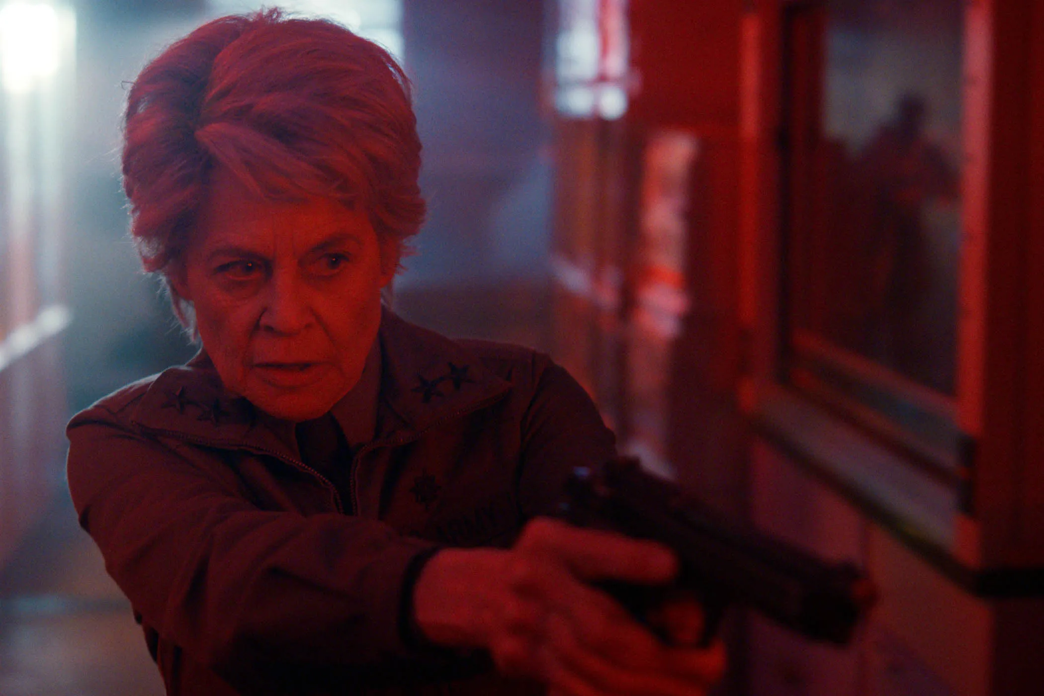 Linda Hamilton salaperäisenä tohtorina Stranger Things -sarjassa.