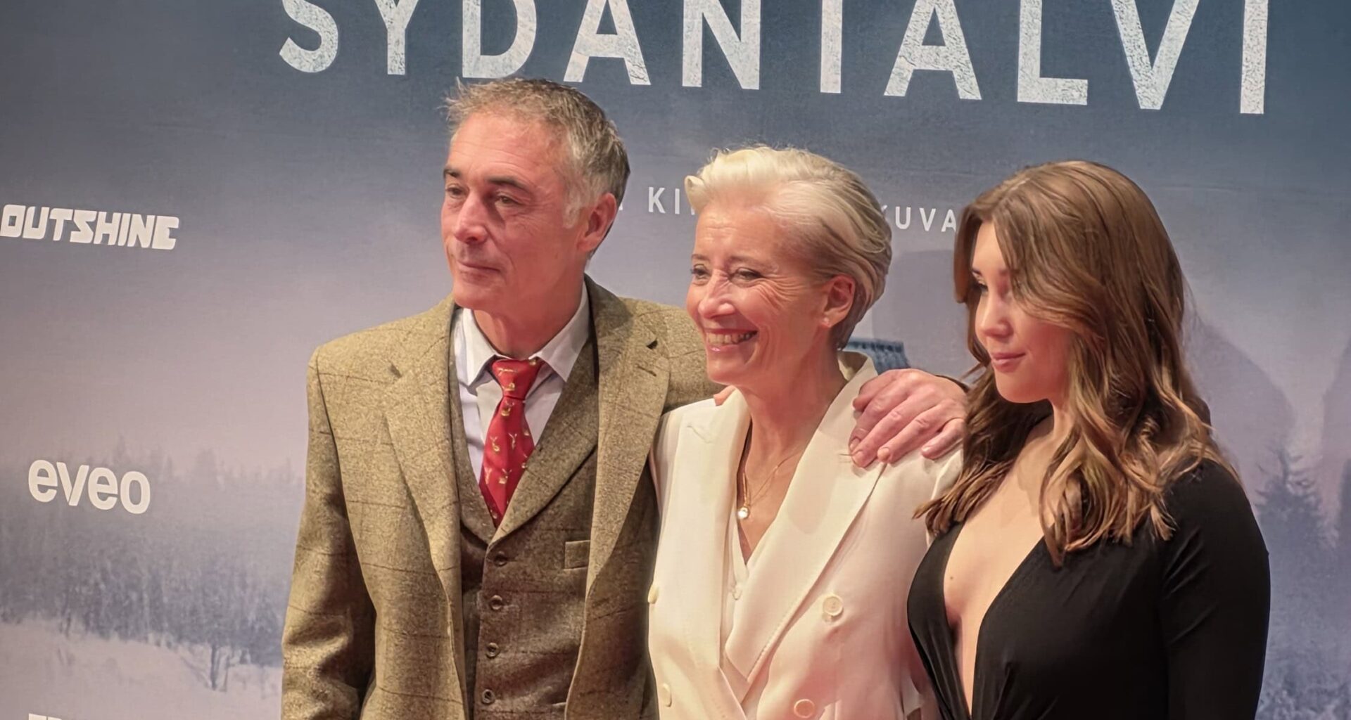 Oscar-voittaja Emma Thompson perheineen säkenöi Helsingissä Sydäntalvi-trillerin ensi-illassa