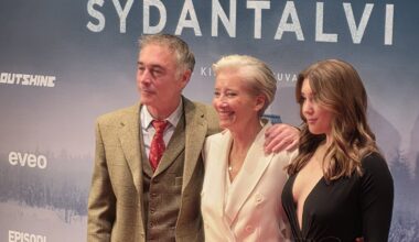 Oscar-voittaja Emma Thompson perheineen säkenöi Helsingissä Sydäntalvi-trillerin ensi-illassa