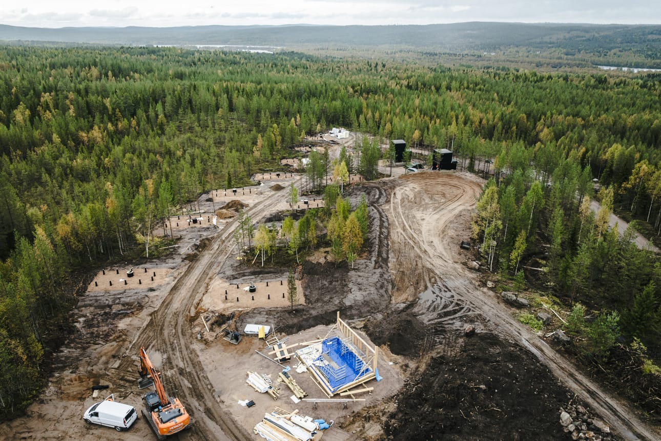 Matkailurakentaminen käy kuumana Lapissa. Tässä majoitustilaa valmistuu Rovaniemen Olleronvaaraan.