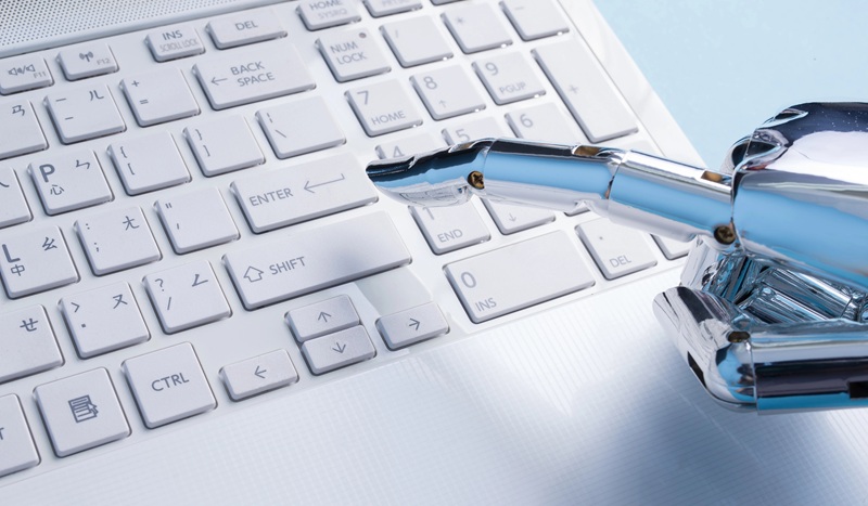 tekoäly AI näppäimistö humanoidirobotti