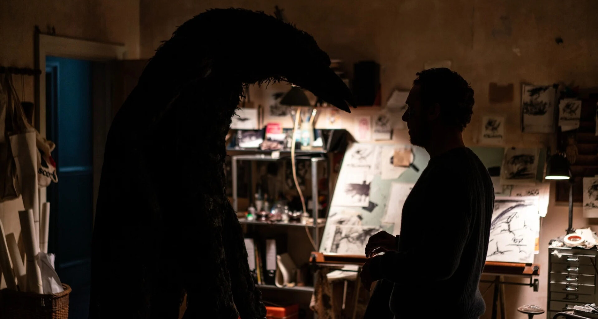 Benedict Cumberbatch tulee hulluksi – katso The Thing with Feathersin traileri