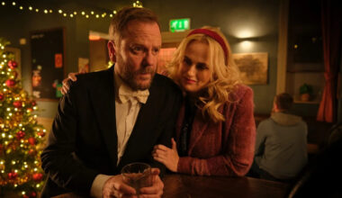 Kiefer Sutherland ja Rebel Wilson tähdittävät brittiläistä joulukomediaa – katso hauska traileri