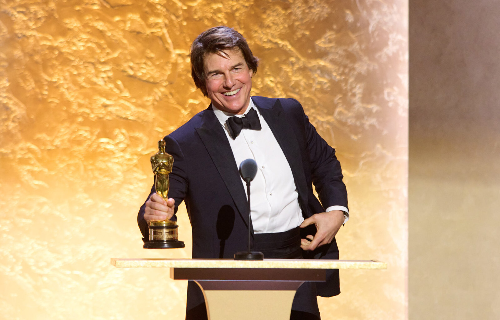 Tom Cruise palkittiin vihdoinkin Oscarilla