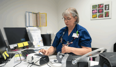 Apuvälineohjaaja työhuoneessaan.