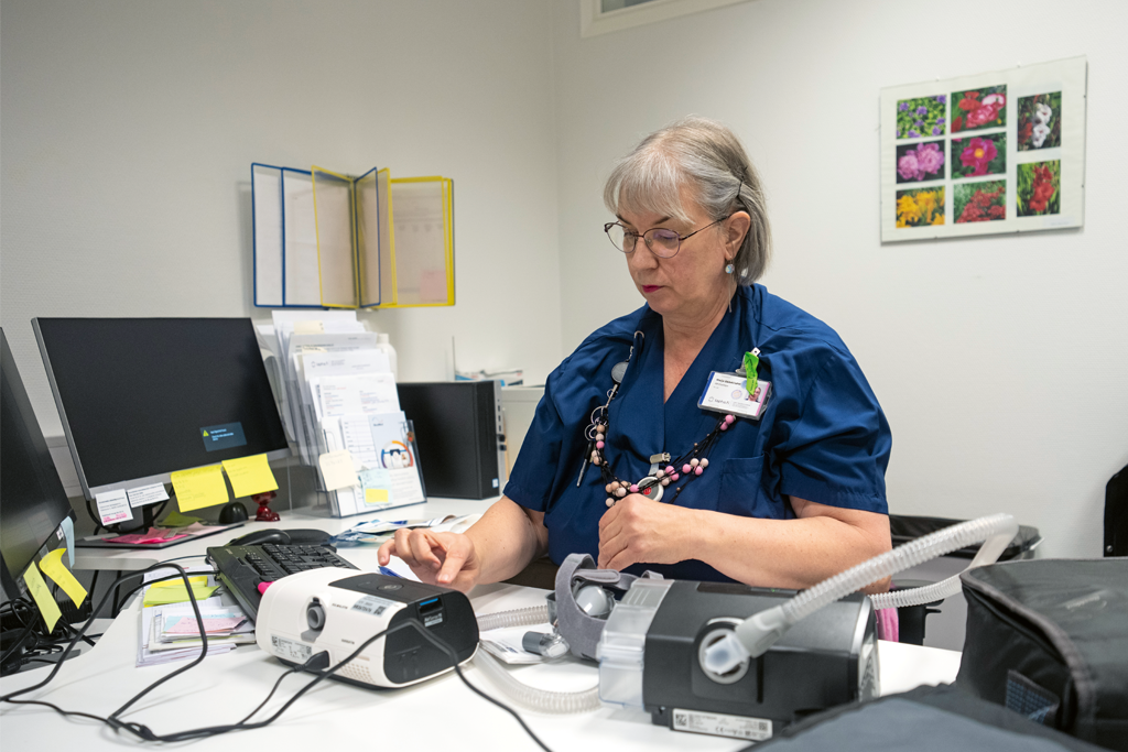 Apuvälineohjaaja työhuoneessaan.