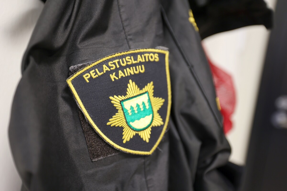 Pelastuslaitos sammuttaa tulipaloa Renforsin Rannassa Kajaanissa – sammutus jatkuu pitkälle yöhön