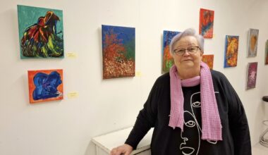 Kuukauden taiteilija Aila Virpikari maalasi Kotkan levyn kanteen mutta siitä tulikin suruadressi