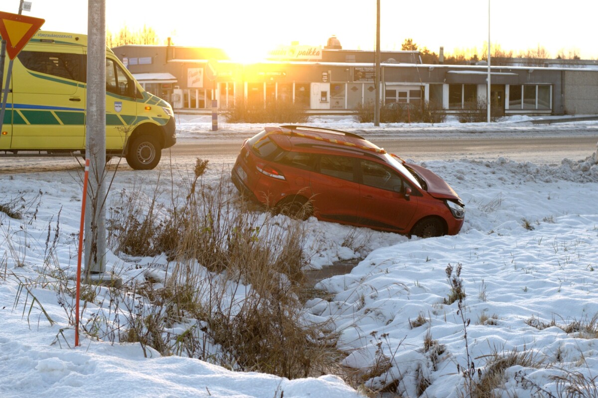Kaksi henkilöautoa kolaroi Kannuksessa lähellä keskustaa