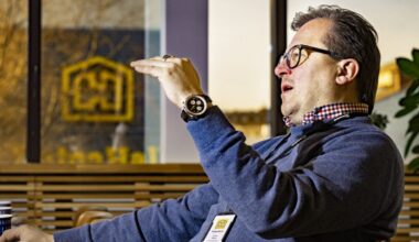 "Tämä on vanhemman ihmisen kunnioittamista" – Janne Ylinen avaa HalpaHallin alkoholiratkaisun taustoja