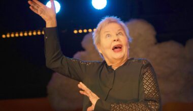 Ulla Tapaninen elää hetkessä ja nauttii esiintymisestä – Kuhmosta alkoi into lavoille