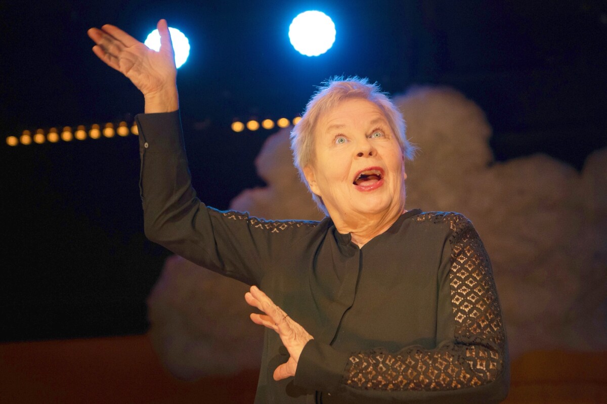 Ulla Tapaninen elää hetkessä ja nauttii esiintymisestä – Kuhmosta alkoi into lavoille