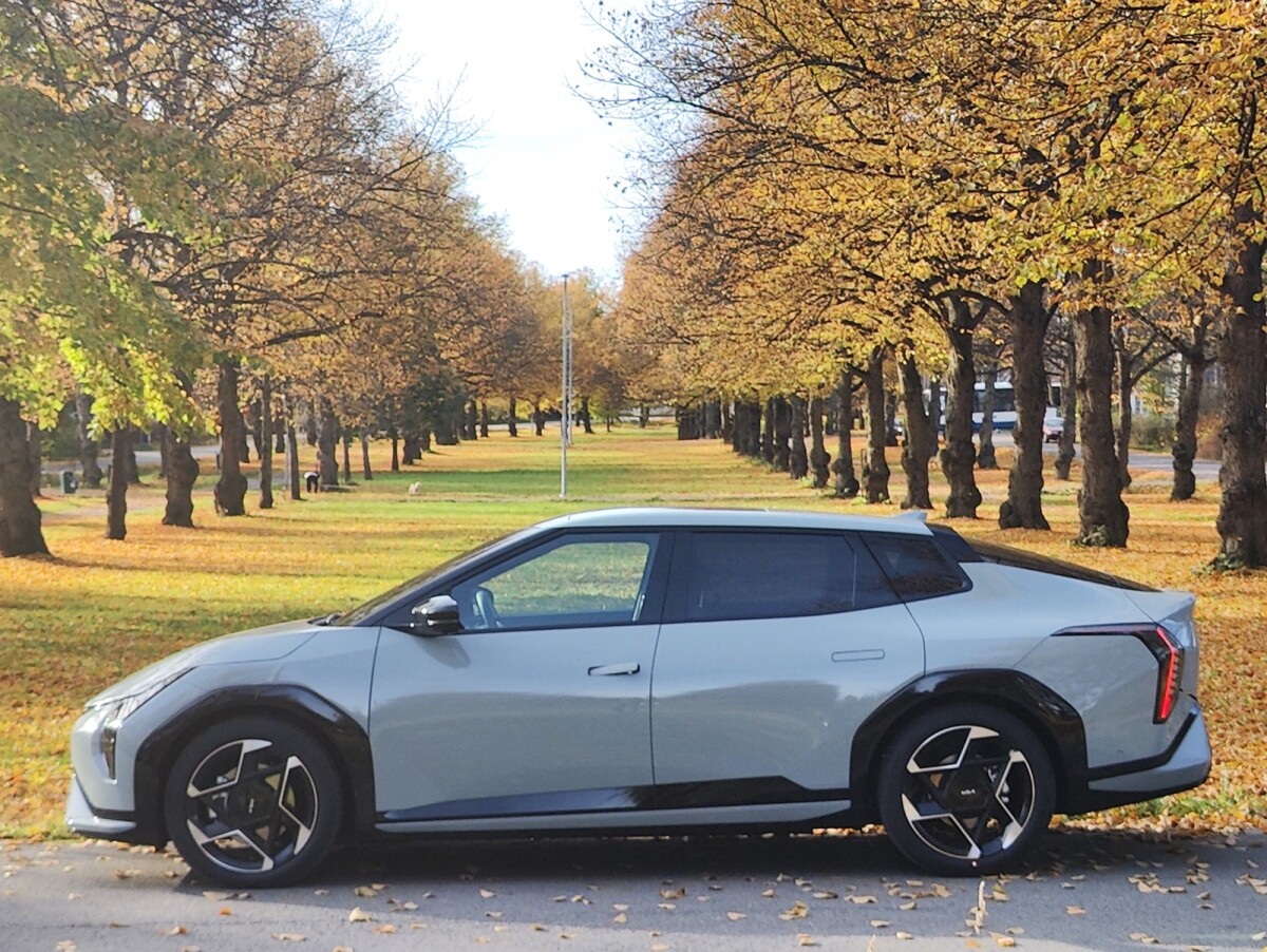 Kia EV4:n ajo-ominaisuudet ovat kunnossa, mutta varoittimien pimputus ja tehottomat valot droppaavat tunnelmaa