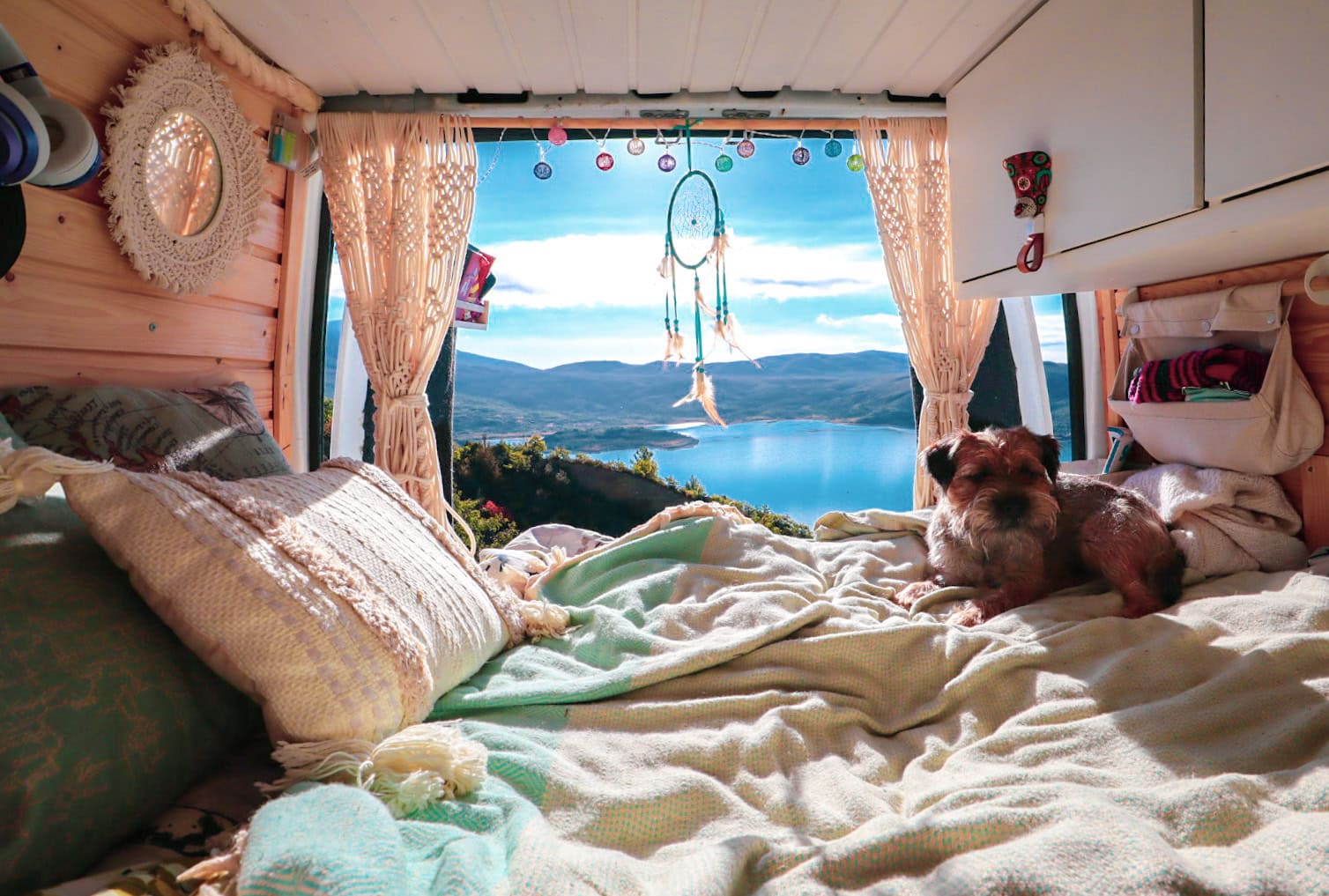 Emma asuu puolisonsa kanssa retkeilyautossa – “On tärkeää, että se tuntuu ja näyttää kodilta”