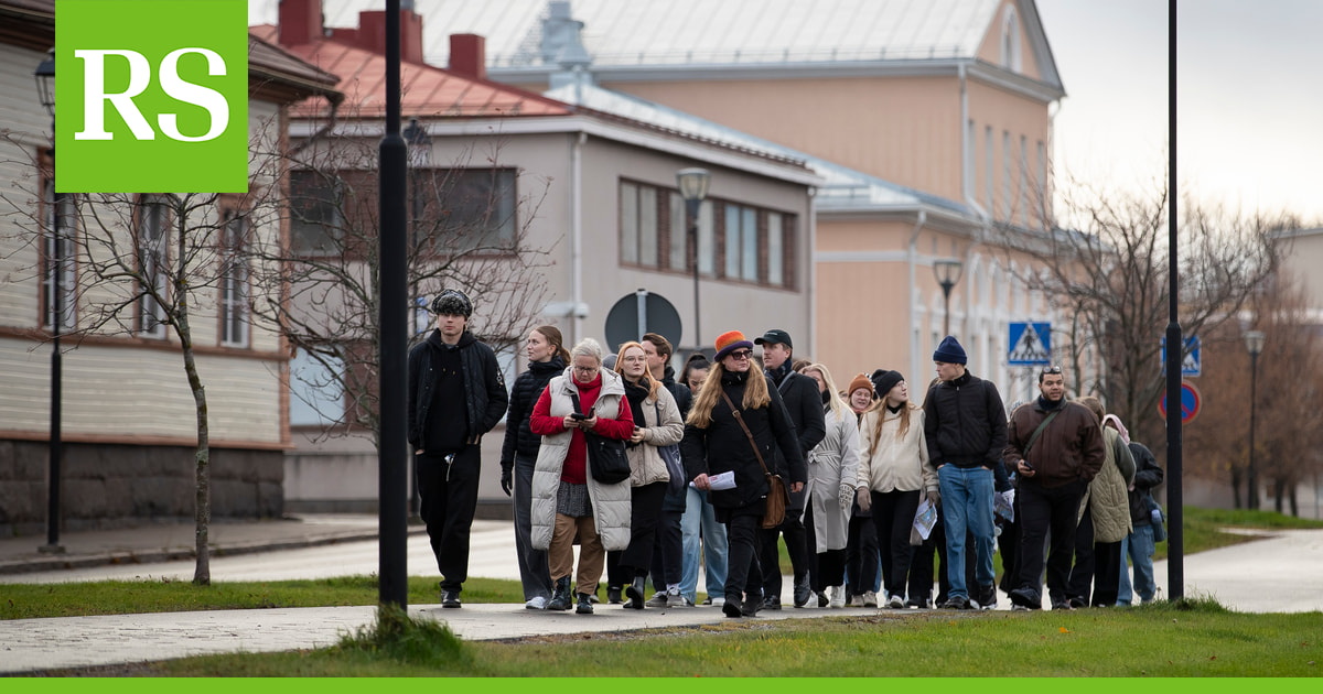 Oulun yliopiston arkkitehtiopiskelijat kiertelivät Vanhassa Raahessa – Vanhoissa rakennuksissa olisi heidän mielestään runsaasti potentiaalia, jos niistä huolehdittaisiin