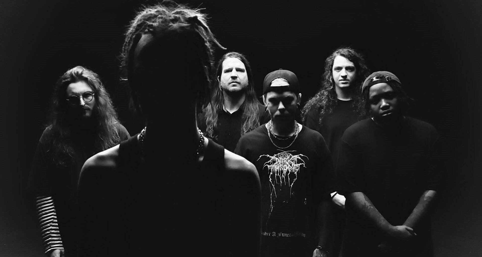 Vulvodynian vaikeudet jatkuvat - vain viikkoja bändissä olleesta laulajasta esitetty vakavia syytöksiä, jätti kiertueen kesken