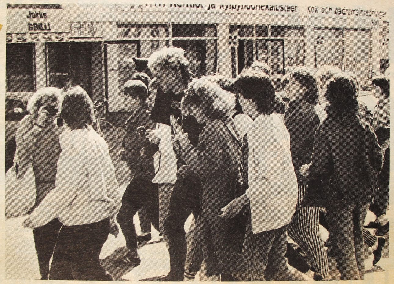 Pohjanmaan Kansa kirjoittaa lehdessään: "Neuman ja muu Dingo vierailivat Vaasassa Radio Vaasan haastateltavana. Ihailijat piirittivät Neumania, kun hän juoksi linja-autosta paikallisradion ovelle. Illalla Dingo konsertoi VKY:lla".