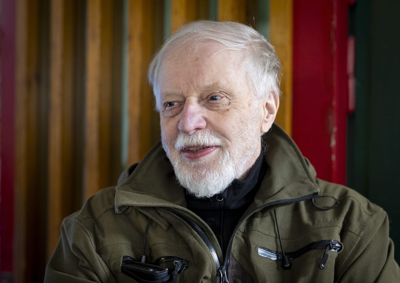 Oululainen Timo Järvelä pitää luontoaiheisista tauluista.