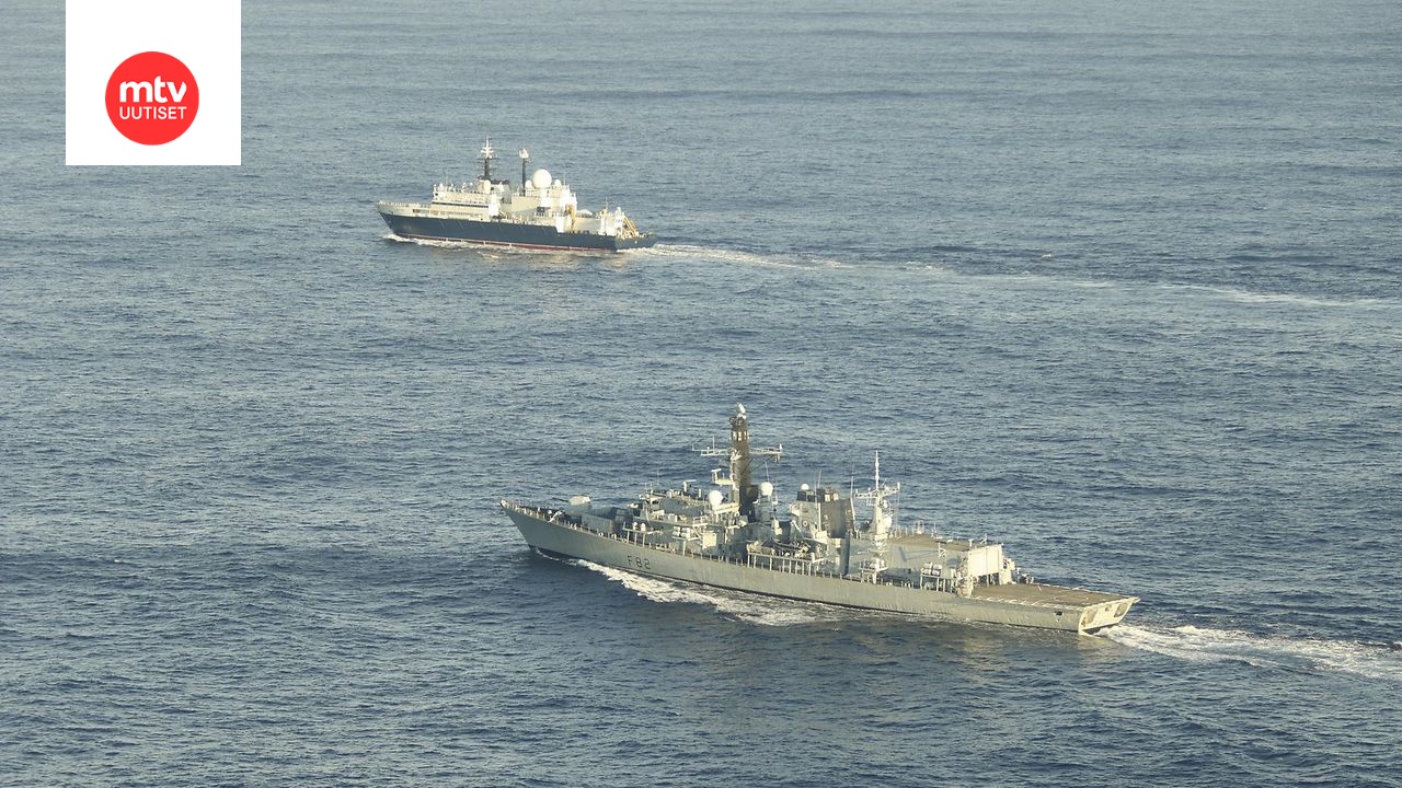 Venäjän vakoojalaiva Yantar on kuvassa loitompi alus.