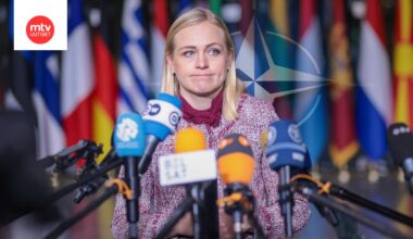 Ulkoministeri Valtonen tiedotustilaisuudessa Brysselissä tänään.