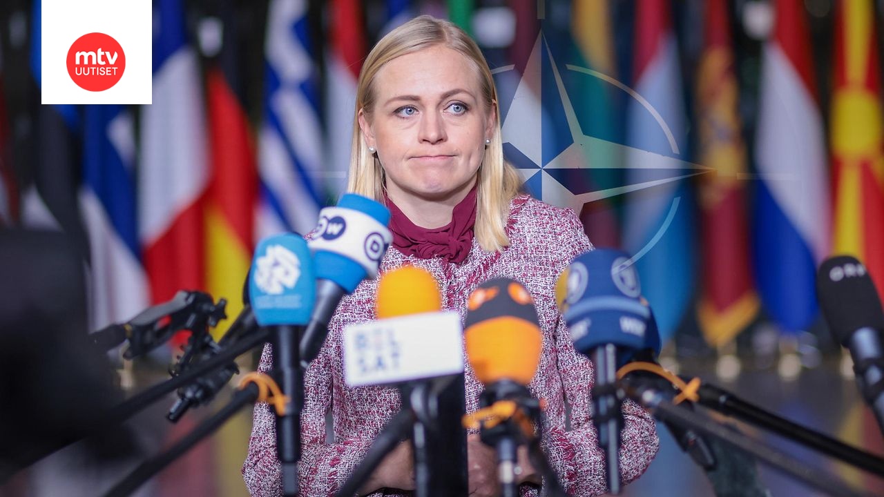 Ulkoministeri Valtonen tiedotustilaisuudessa Brysselissä tänään.