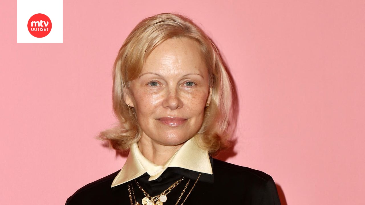 Pamela Anderson kertoo Voguen haastattelussa, että haluaisi palata juurilleen ja vaihtaa sukunimensä Hyytiäiseksi.